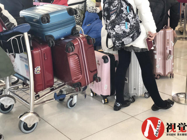 实拍韩国机场代购大军 化妆品盒子丢弃成小山