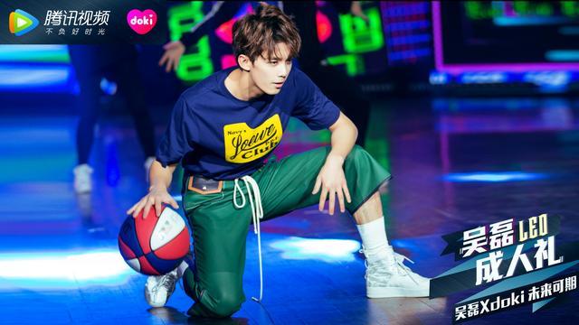 吴磊18岁成人礼与胡歌隔空对话 妈妈的信催泪感人