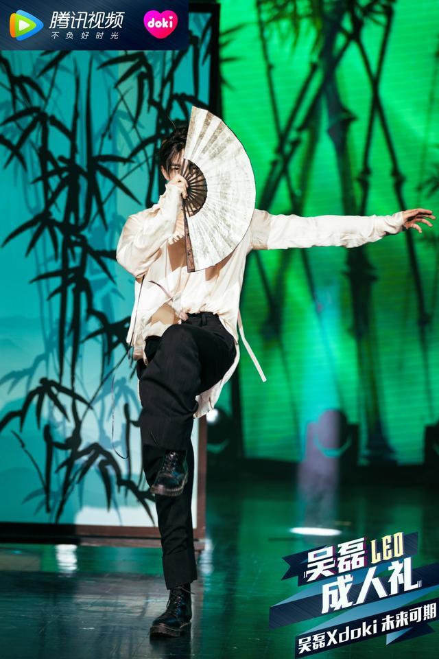 吴磊18岁成人礼与胡歌隔空对话 妈妈的信催泪感人