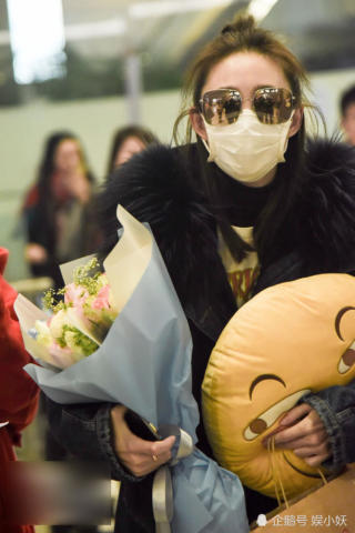 手挽手回家还是不承认恋情?王丽坤手上的戒指