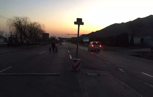 濟源兩幼童穿梭在國道車流中 民警一看倒吸一口冷氣