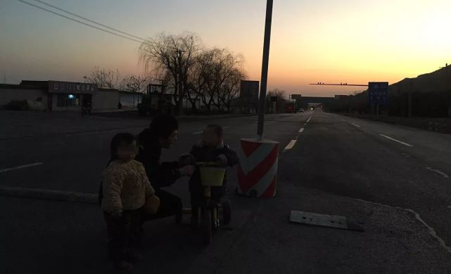 濟源兩幼童穿梭在國道車流中 民警一看倒吸一口冷氣
