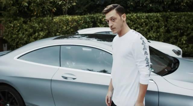 28万镑周薪厄齐尔日常:遛狗玩车泡土耳其小姐