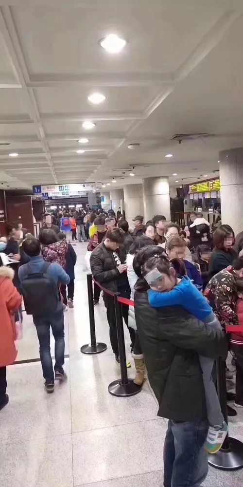 昨天凌晨2:00的市一医院挂号大厅.图片来自市一儿科医生的朋友圈