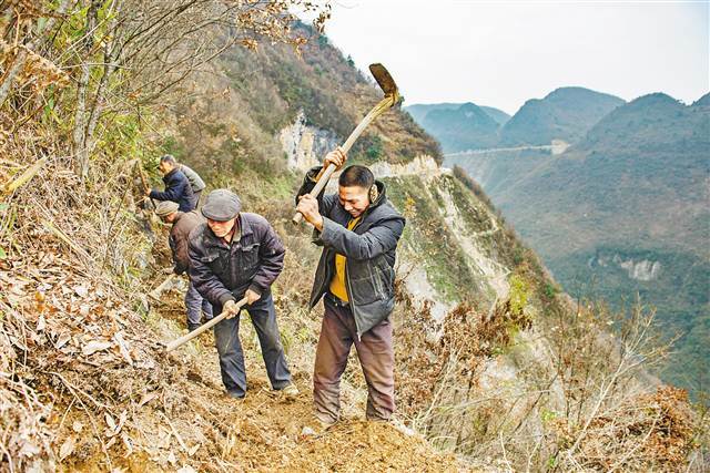 通往巫山老鹰村的道路十分险要.这条全长18.