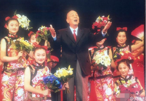 关晓彤晒与爷爷关学曾昔日合影 依旧很想念 童