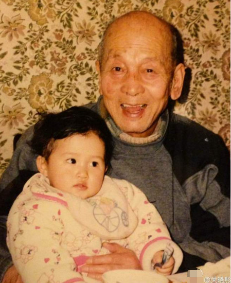 关晓彤晒与爷爷关学曾昔日合影依旧很想念童年