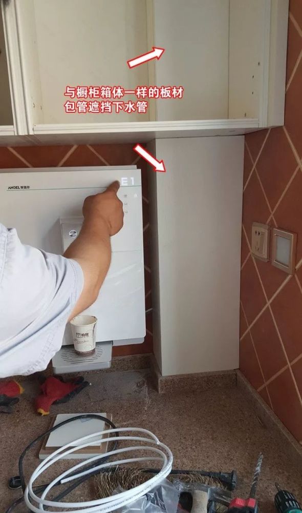 与橱柜箱体一样的板材包管遮挡下水管:上图中师傅指出的位置,正好