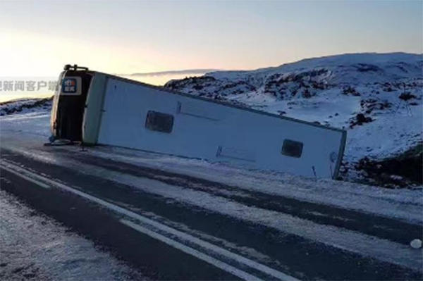 华人导游讲述冰岛车祸现场:路面布满冰雪,为避