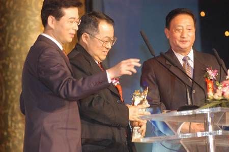 中央电视台在给顾雏军颁发“2003年中国经济年度人物”奖时，顾雏军的获奖词是，在国企改制中作出了巨大贡献。当时，顾雏军是政府的座上宾，政府把顾雏军看做是解决国企危机的救星。