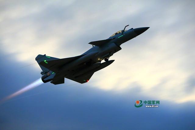 歼16飞行员白龙的新年愿望:明年能够开上歼20