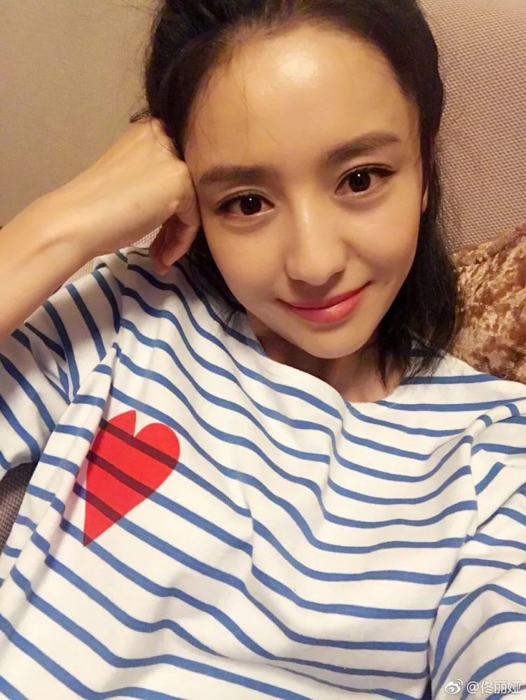 佟丽娅不小心暴露了年纪?原来半个娱乐圈女星都有这个