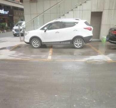 轿车横停霸占两个车位 网友:司机不会倒车入库