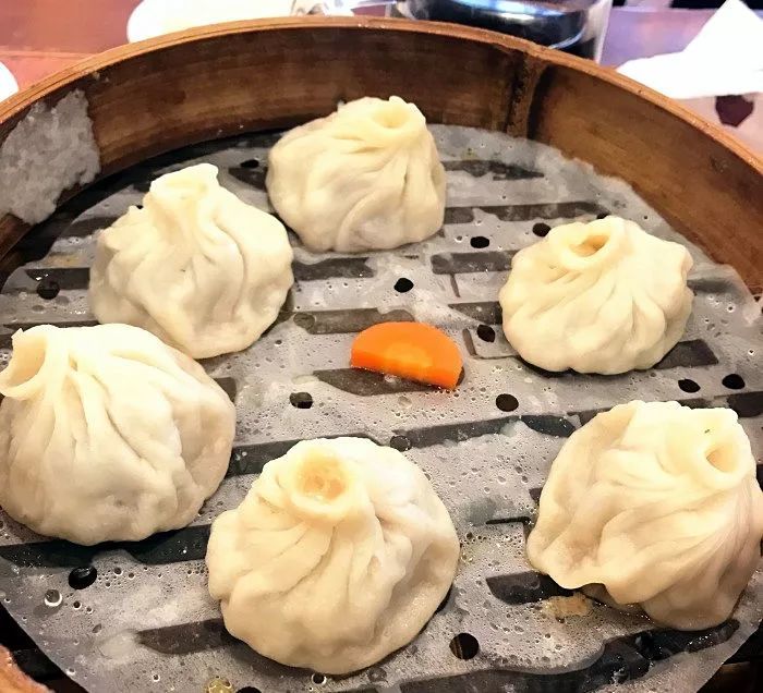 富春小笼个头较大,肉馅也很扎实,鲜甜中又没有很油腻的厌恶感,可以说