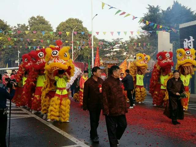 實(shí)拍潮汕姑娘參加宗祠重光慶典 2000多人圍桌吃飯