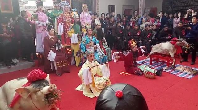 實(shí)拍潮汕姑娘參加宗祠重光慶典 2000多人圍桌吃飯