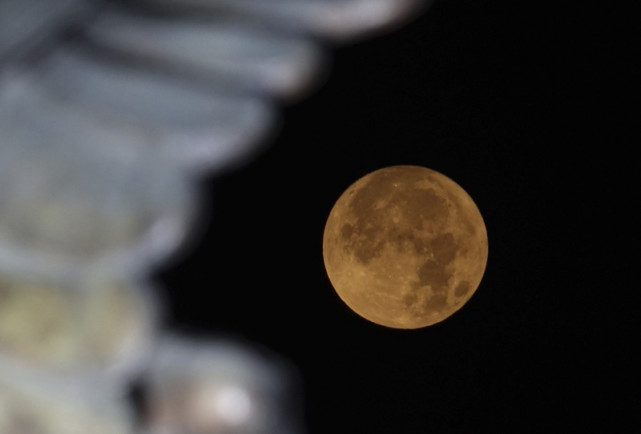 超级月亮现身天宇 月底可赏红月亮蓝月亮