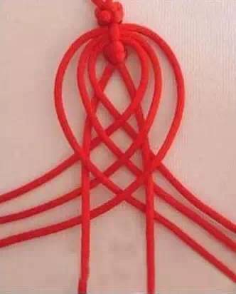 最多不要超过两个纽扣结,这样我们就完成的红绳手链的编织啦