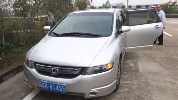 司機(jī)扔下價(jià)值40萬(wàn)茅臺(tái)就跑 珠海警察找了1年沒人認(rèn)領(lǐng)