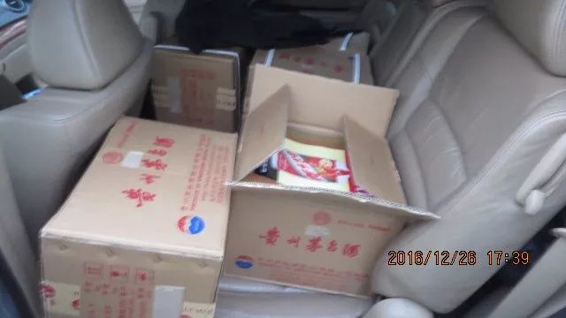 司機(jī)扔下價(jià)值40萬(wàn)茅臺(tái)就跑 珠海警察找了1年沒人認(rèn)領(lǐng)