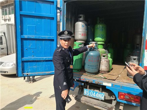 寶安一小貨車上藏 280 公斤“不定時炸彈” 散發(fā)濃烈氣溫