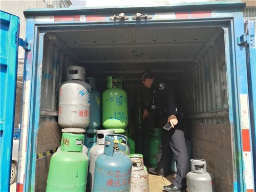 寶安一小貨車上藏 280 公斤“不定時炸彈” 散發(fā)濃烈氣溫