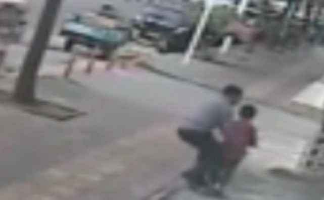 深圳男孩當(dāng)街被人開(kāi)車(chē)抱走 老人遭拖行