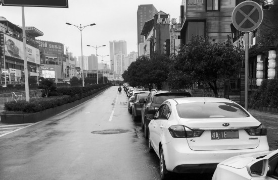 委员吐槽长沙停车难 24小时禁停能否取消?