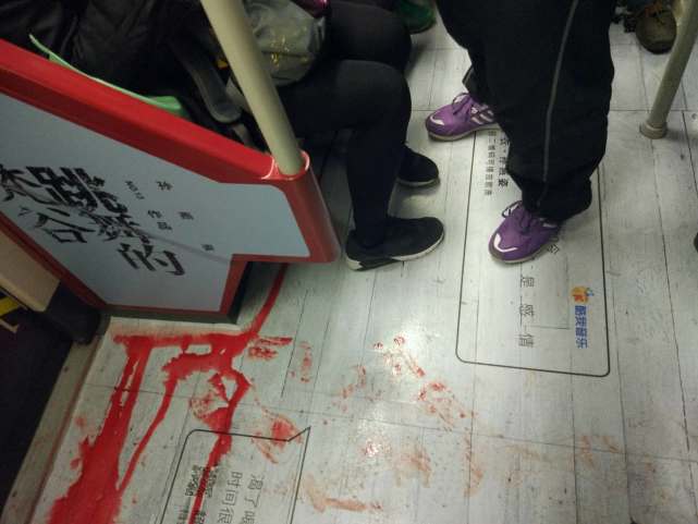 廣州地鐵現一灘血跡 女子嚇到蹲地不動