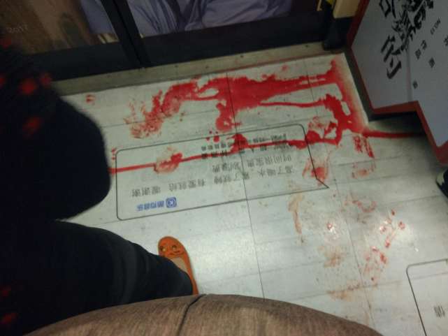 廣州地鐵現一灘血跡 女子嚇到蹲地不動