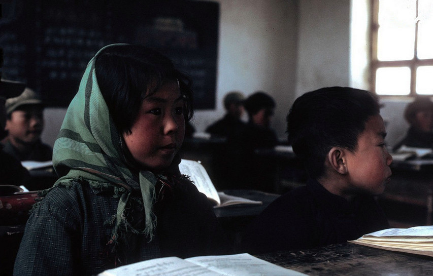 七十年代的中国,农村里的村民们正在锄地