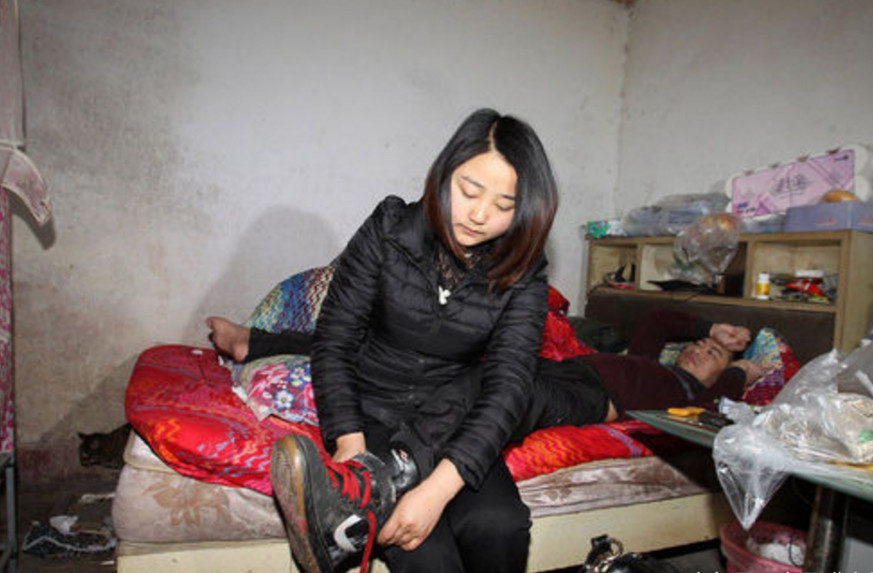 農村小夥癱瘓在床,20歲女友不離不棄,家裏人說她傻勸她放棄!(图2)