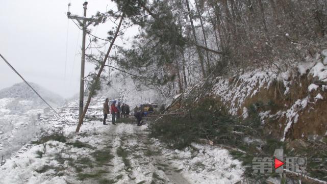 巫溪遭遇罕见大雪 致两万多户断电