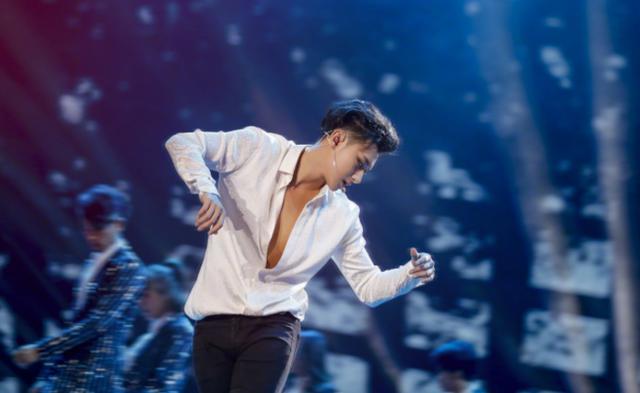 黄子韬晒女装照公开恋情,称这辈子只爱你一个