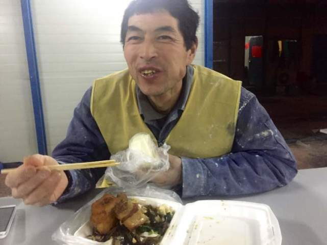 农民工冷雨夜蹲地铁站蹭网：每天要和妻子视频半小时(图3)