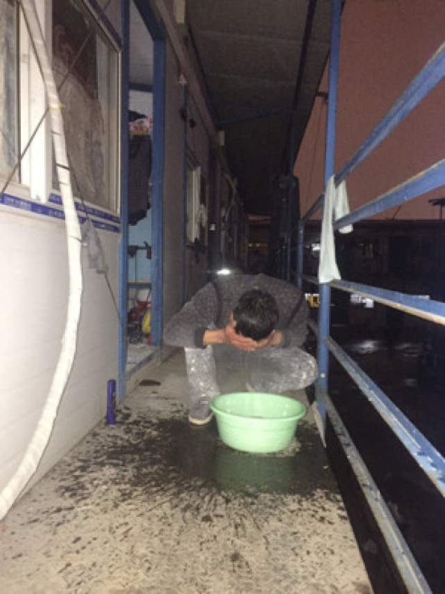农民工冷雨夜蹲地铁站蹭网：每天要和妻子视频半小时(图4)