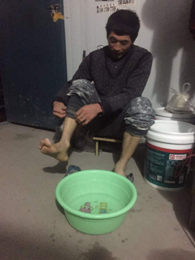 农民工冷雨夜蹲地铁站蹭网：每天要和妻子视频半小时(图5)