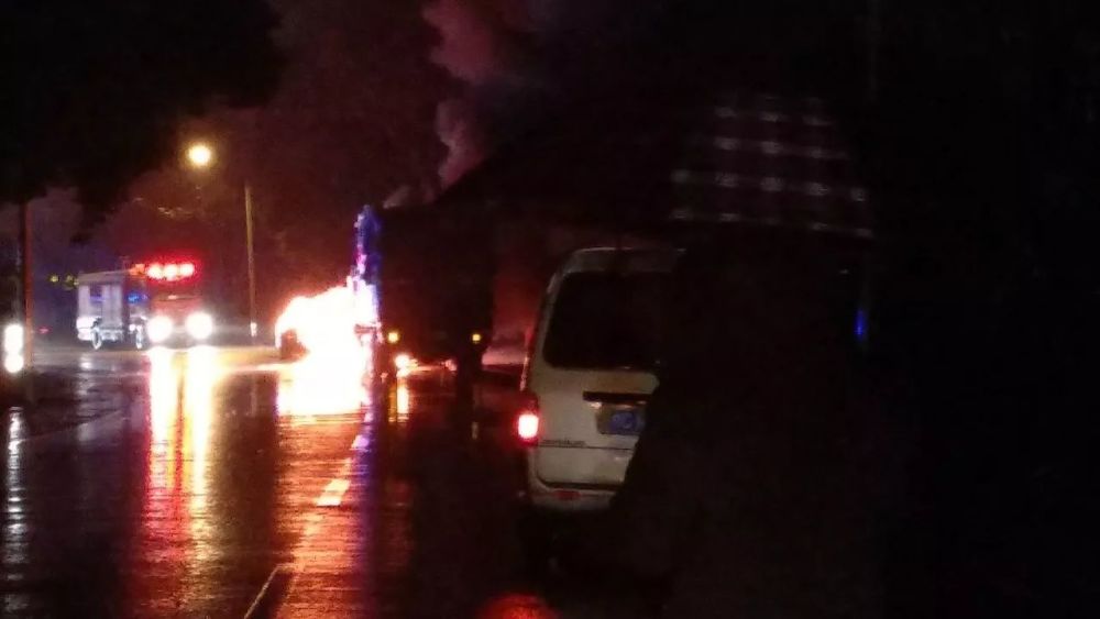 又是車禍!桂林一大貨車與小車相撞後,小車瞬間就起火,被燒成空殼面目全非!(图3)