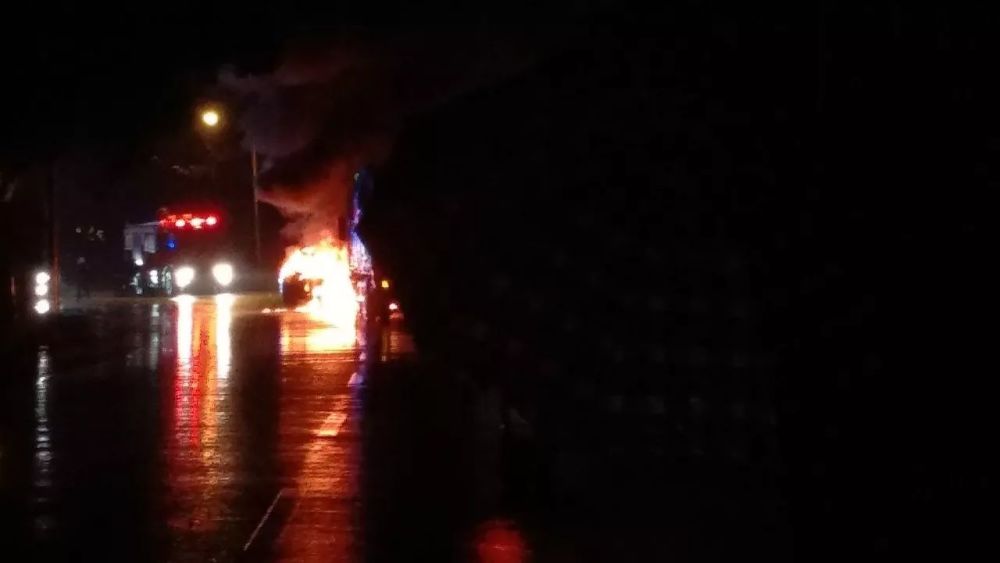 又是車禍!桂林一大貨車與小車相撞後,小車瞬間就起火,被燒成空殼面目全非!(图4)