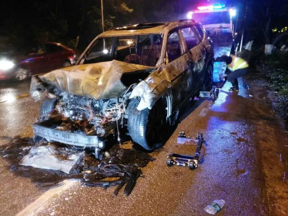 又是車禍!桂林一大貨車與小車相撞後,小車瞬間就起火,被燒成空殼面目全非!(图1)