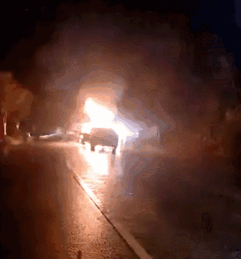 又是車禍!桂林一大貨車與小車相撞後,小車瞬間就起火,被燒成空殼面目全非!(图2)