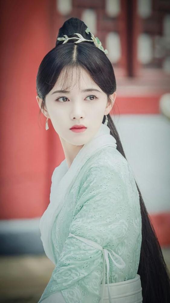 鞠婧祎版小龙女虽然不如刘亦菲版美，可仙气十足也很不错