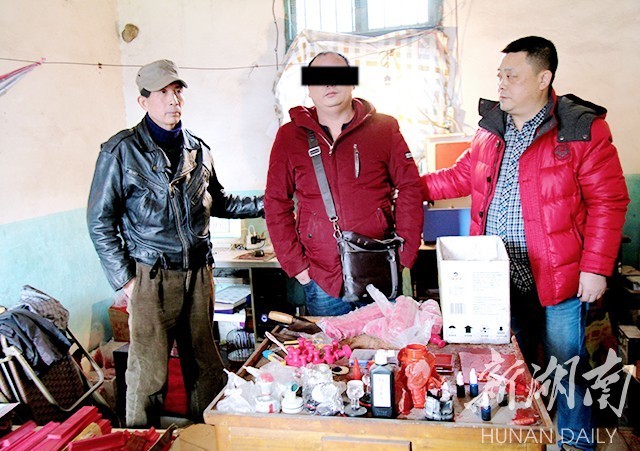 怀化铁路警方捣毁一制贩假证假章地下黑工厂