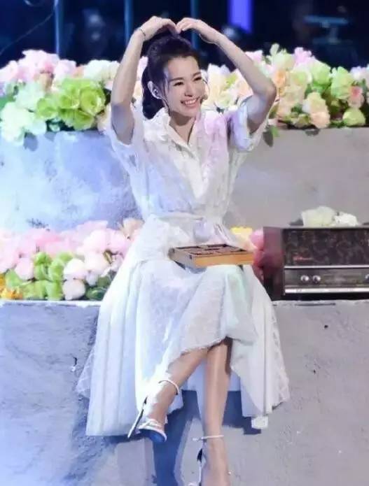 甩了相爱8年的黄宗泽，嫁给大叔环游世界，不漂亮的胡杏儿活出了最美人生！(图7)