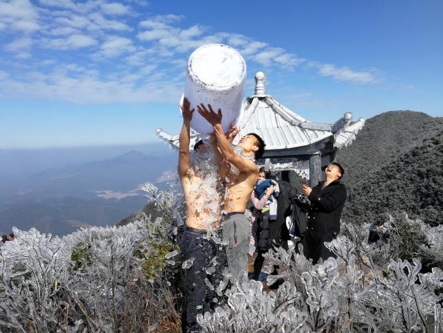 廣東兩小伙在雪地里表演拿冰沖涼