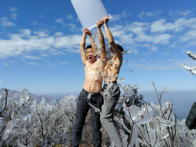 廣東兩小伙在雪地里表演拿冰沖涼
