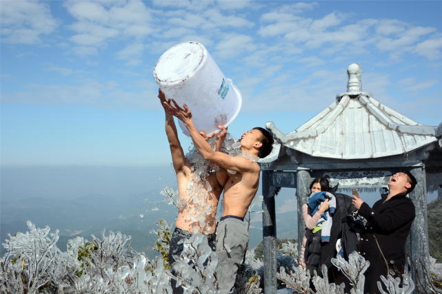 廣東兩小伙在雪地里表演拿冰沖涼