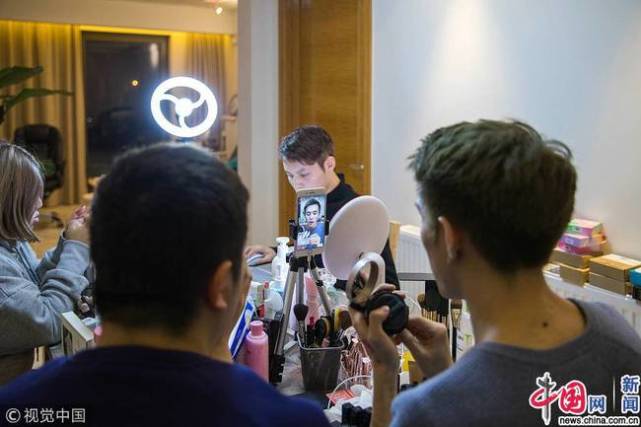 男子拥有千支口红 靠直播年入千万