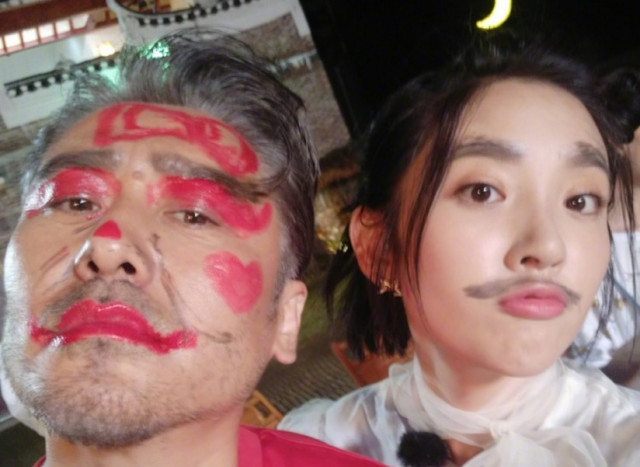 吴秀波剧组被整,和唐艺昕画丑妆玩自拍,大叔和年轻人在一起被玩坏