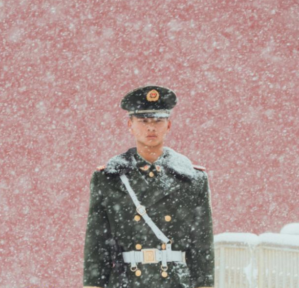 大雪纷飞,军人站姿不变,认真站岗执勤